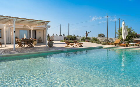 Villa Paolina: Agua, Cielo, Planta, Azur, Piscina, Edificio, Nube, Sombra, Árbol, Bienes Raíces