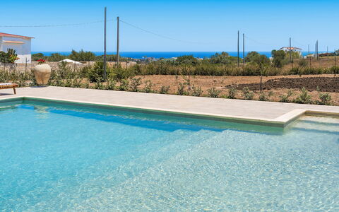 Villa Paolina: Agua, Planta, Cielo, Propiedad, Azur, Edificio, Piscina, Sombra, Rectángulo, Hierba