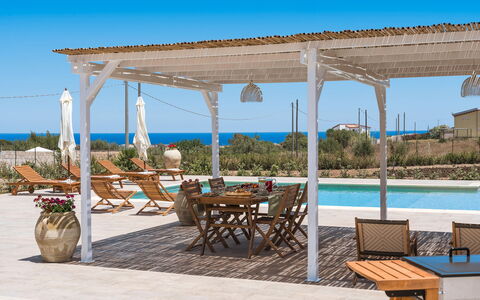 Villa Paolina: Agua, Mesa, Planta, Cielo, Mueble, Propiedad, Edificio, Azur, Sombra, Silla