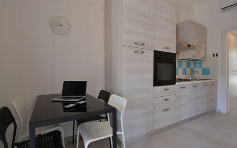 Costa Rei 510: Planta, Mueble, Mesa, Edificio, Cielo, Silla, Nube, Sombra, Ventana, Madera