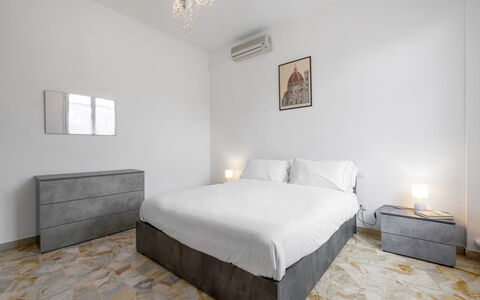 Romina Apartment, Florence, Campo Marte: Suelo, Piso, Diseño De Interiores, Departamento, Techo, Habitación, Cama, Lecho, Hotel