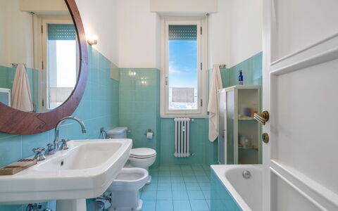 Orto Botanico Apartment With Terrace And Dome View: Espejo, Grifo, Arreglo De Tubería, Lavabo, Lavabo Del Baño, Propiedad, Verde, Baño, Azur, Púrpura