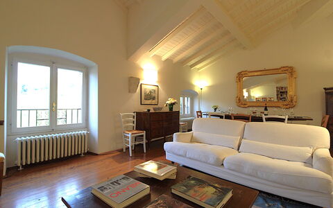 Il Vigneto, Verona, Pool, Wifi: Sofá, Marco, Mueble, Comodidad, Edificio, Madera, Mesa, Sala, Piso, Ventana