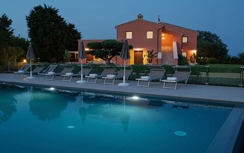 Relais Tenuta Santori: Agua, Cielo, Propiedad, Edificio, Mueble, Piscina, Silla, Ligero, Árbol, Azur