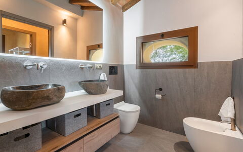 Punteriolo Spereto Family Apartment With Pool,: Marrón, Espejo, Grifo, Arreglo De Tubería, Propiedad, Lavabo Del Baño, Mueble De Baño, Lavabo, Baño, Madera