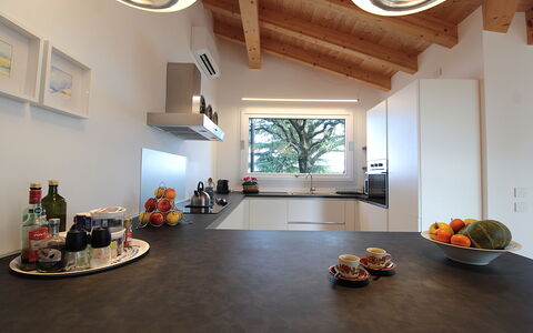 Casa Delle Eriche, Colli Euganei, Pool, Wifi: Diseño De Interiores, Mostrador, Cocina, Mueble, Piso, Techo, Madera, Casa, Lámpara, Gabinetes