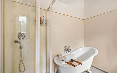 Casale Rosa: Baño, Arreglo De Tubería, Diseño De Interiores, Piso, Suelo, Plomería, Grifo, Encendiendo, Habitación, Bañera