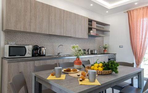 Villa Normanni: Mesa, Mostrador, Propiedad, Gabinetes, Mueble, Vajilla, Cocina, Diseño De Interiores, Madera, Encendiendo