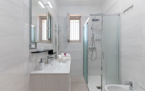 Villa Normanni: Grifo, Arreglo De Tubería, Lavabo, Propiedad, Espejo, Baño, Diseño De Interiores, Ducha, Edificio