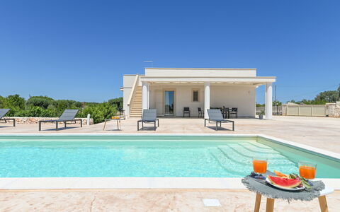 Villa Normanni: Cielo, Propiedad, Agua, Azur, Sombra, Ocio, Rectángulo, Hierba, Árbol, Bienes Raíces
