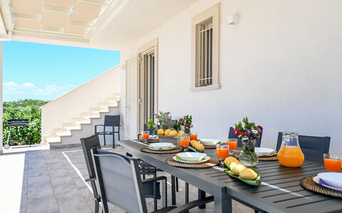Villa Normanni: Mesa, Mueble, Propiedad, Planta, Vajilla, Edificio, Silla, Ventana, Madera, Arquitectura