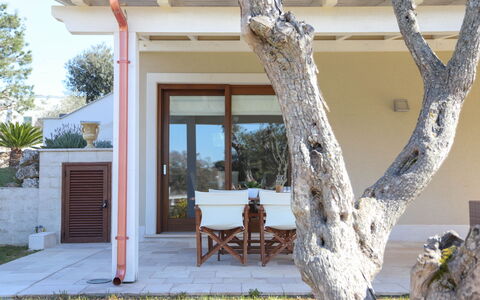 Villa Don Sante In Locorotondo Puglia: Planta, Edificio, Mesa, Propiedad, Ventana, Madera, Árbol, Diseño De Interiores, Sombra, Puerta