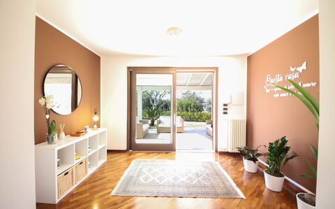 Villa Don Sante In Locorotondo Puglia: Planta, Edificio, Espejo, Madera, Planta De Casa, Piso, Arquitectura, Diseño De Interiores, Suelo