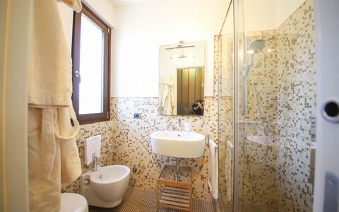 Villa Don Sante In Locorotondo Puglia: Espejo, Grifo, Arreglo De Tubería, Propiedad, Lavabo, Edificio, Púrpura, Baño, Lavabo Del Baño, Diseño De Interiores