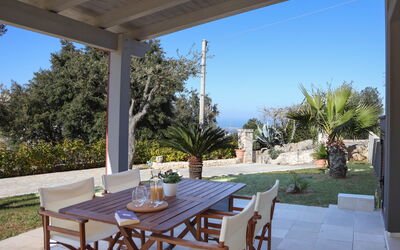 Villa Don Sante In Locorotondo Puglia: Planta, Mesa, Mueble, Propiedad, Cielo, Silla, Azur, Sombra, Encendiendo, Árbol