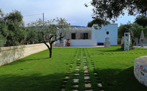 Villa Adriatica Near Ostuni Puglia: Cielo, Planta, Propiedad, Árbol, Nube, El Terreno Del Lote, Hierba, Arbusto, Familia De Las Gramíneas, Paisaje