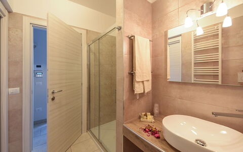 Villa Adriatica Near Ostuni Puglia: Espejo, Grifo, Lavabo, Arreglo De Tubería, Propiedad, Lavabo Del Baño, Baño, Diseño De Interiores, Arquitectura