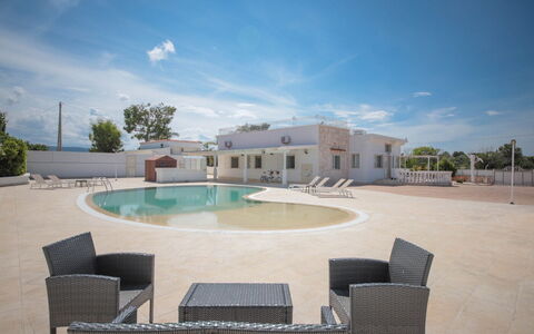 Villa Azzurra Seaview In Monopoli, Puglia: Agua, Cielo, Nube, Propiedad, Edificio, Piscina, Sombra, Árbol, Mueble Para Exteriores, Ocio