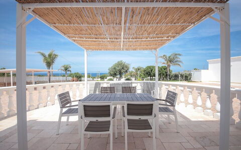 Villa Azzurra Seaview In Monopoli, Puglia: Cielo, Mueble, Propiedad, Mesa, Silla, Sombra, Mueble Para Exteriores, Diseño De Interiores, Árbol, Madera