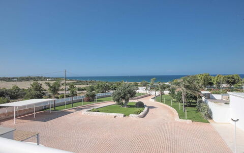 Villa Azzurra Seaview In Monopoli, Puglia: Cielo, Planta, Diseño Urbano, El Terreno Del Lote, Barrio Residencial, Superficie De La Carretera, Sombra, Horizonte, Paisaje, Bienes Raíces