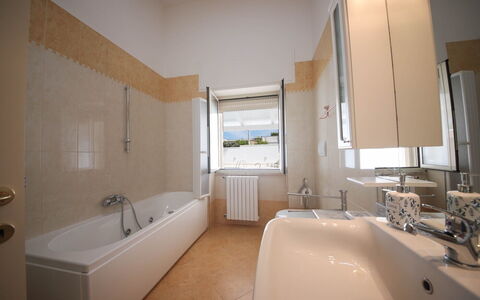 Villa Azzurra Seaview In Monopoli, Puglia: Bañera, Grifo, Propiedad, Arreglo De Tubería, Baño, Edificio, Madera, Diseño De Interiores, Lavabo