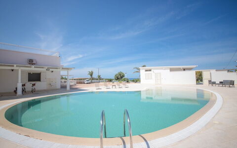 Villa Azzurra Seaview In Monopoli, Puglia: Agua, Cielo, Propiedad, Piscina, Azur, Edificio, Sombra, Cuerpo De Agua, Ocio, Agua
