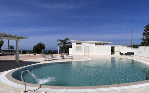 Villa Azzurra Seaview In Monopoli, Puglia: Agua, Cielo, Piscina, Edificio, Cuerpo De Agua, Árbol, Ocio, Material Compuesto, Bienes Raíces, Ciudad De Vacaciones