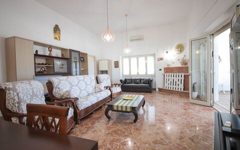 Villa Azzurra Seaview In Monopoli, Puglia: Sofá, Marco, Mueble, Propiedad, Mesa, Edificio, Diseño De Interiores, Madera, Sala, Casa