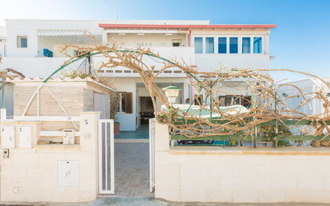 Casa Laura: Sombra, Hormigón, Balcón, Estructura Al Aire Libre