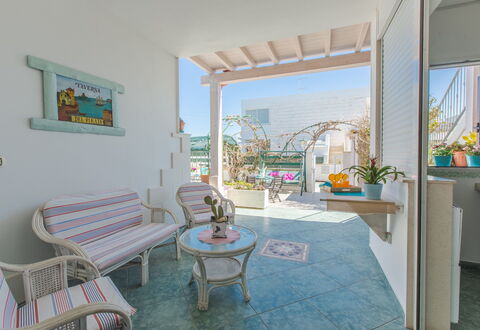 Casa Laura: Mueble, Diseño De Interiores, Maceta, Departamento, Suelo, Silla, Planta De Casa, Balcón, Sombra, Diseño