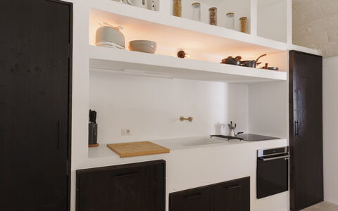 Villa Jolie: Cocina, Diseño De Interiores, Mostrador, Piso, Gabinetes, Techo, Mueble, Encendiendo, Suelo, Habitación