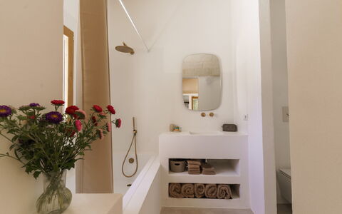 Villa Jolie: Baño, Pared, Diseño De Interiores, Piso, Arreglo De Tubería, Suelo, Lavabo Del Baño, Madera, Casa, Encendiendo