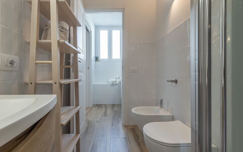 Sospiri Sul Mare: Bañera, Edificio, Baño, Madera, Arreglo De Tubería, Diseño De Interiores, Suelo, Piso, Lavabo