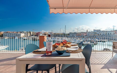 Sospiri Sul Mare: Cielo, Agua, Edificio, Mesa, Mueble, Tiempo De Día, Propiedad, Silla, Vajilla, Mueble Para Exteriores