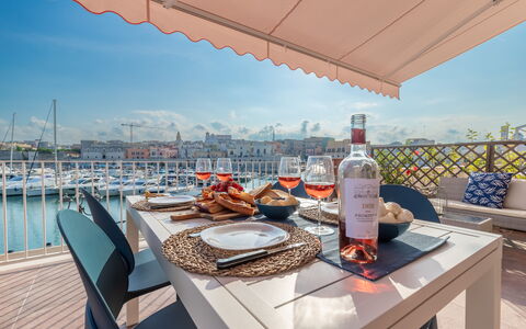 Sospiri Sul Mare: Cielo, Mesa, Mueble, Vajilla, Nube, Botella, Agua, Edificio, Mueble Para Exteriores, Silla