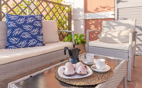 Sospiri Sul Mare: Mueble, Mesa, Vajilla, Vajilla, Textil, Comodidad, Sala, Mueble Para Exteriores, Diseño De Interiores
