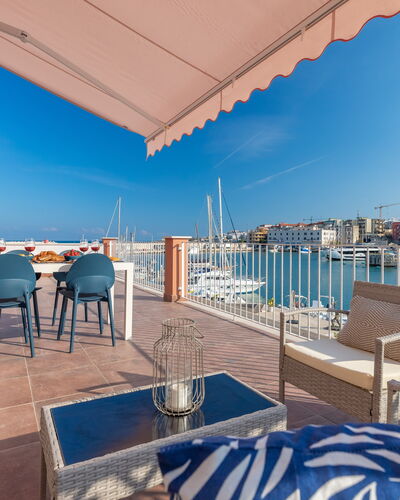 Sospiri Sul Mare: Cielo, Agua, Propiedad, Edificio, Azul, Azur, Sombra, Mueble Para Exteriores, Mesa, Piscina