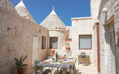 Country Trullo Rosso With Jacuzzi Alberobello: Cielo, Propiedad, Planta, Maceta, Azur, Ventana, Mesa, Edificio, Arquitectura, Diseño De Interiores