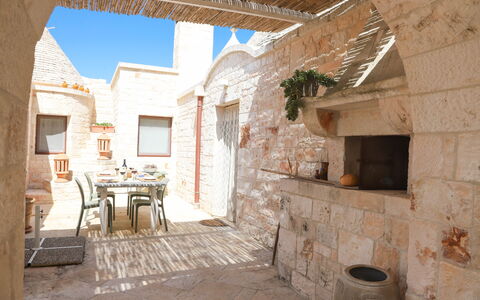 Country Trullo Rosso With Jacuzzi Alberobello: Ventana, Edificio, Cielo, Mesa, Planta, Ladrillo, Diseño De Interiores, Silla, Enladrillado, Madera