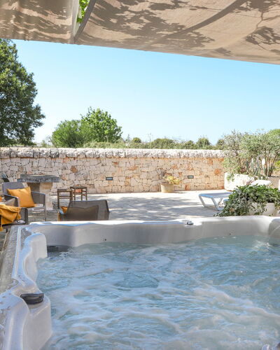 Country Trullo Rosso With Jacuzzi Alberobello: Agua, Propiedad, Cielo, Planta, Piscina, Bañera, Árbol, Material Compuesto, Sombra, Ocio