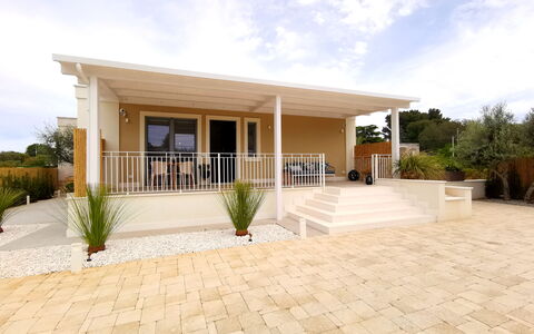 Apartments In Villa Selva, Locorotondo, Puglia: Planta, Nube, Cielo, Propiedad, Edificio, Casa, El Terreno Del Lote, Sombra, Puerta, Árbol