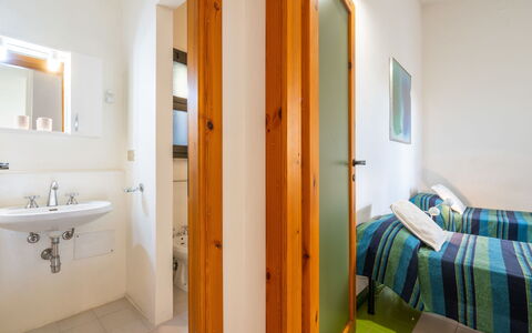 Capo Boi: Espejo, Lavabo, Edificio, Grifo, Arreglo De Tubería, Lavabo Del Baño, Baño, Comodidad, Encendiendo, Diseño De Interiores