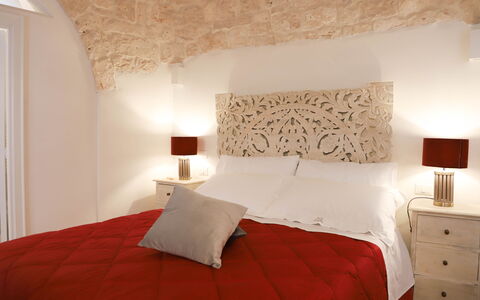 Country Trullo Verde, Wifi, Alberobello: Mueble, Propiedad, Comodidad, Edificio, Madera, Lámpara, Textil, Diseño De Interiores, Encendiendo, Cama