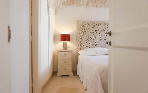 Country Trullo Verde, Wifi, Alberobello: Mueble, Comodidad, Edificio, Lámpara, Madera, Marco De La Cama, Gabinetes, Diseño De Interiores, Almohada, Cajón