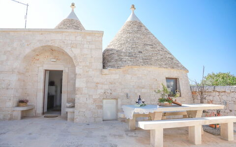 Country Trullo Verde, Wifi, Alberobello: Cielo, Planta, Mesa, Mueble Para Exteriores, Puerta, Paisaje, Área Rural, Cabaña, Fachada, Banco Al Aire Libre