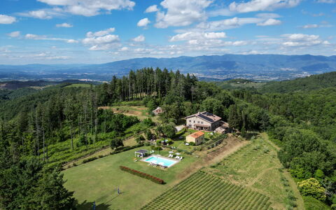 Montelucci Chianti Agrivilla: Nube, Cielo, Planta, Montaña, Paisaje Natural, Árbol, El Terreno Del Lote, Tierras Altas, Edificio, Hierba