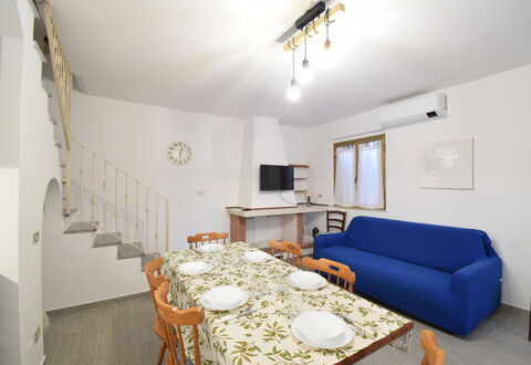 Casa Rosada With Outdoor In Budoni: Mesa, Propiedad, Mueble, Marco, Sofá, Madera, Diseño De Interiores, Silla, Encendiendo, Arquitectura