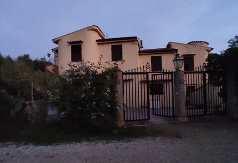 Appartamento Tavernella In Budoni: Planta, Cielo, Propiedad, Edificio, Ventana, Nube, El Terreno Del Lote, Casa, Árbol, Paisaje