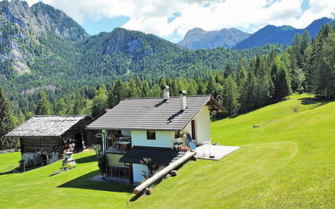 Baita Mountain View Pale San Martino: Nube, Cielo, Propiedad, Montaña, Verde, Edificio, Paisaje Natural, Árbol, El Terreno Del Lote, Planta