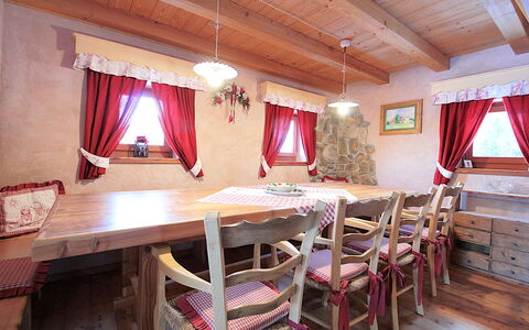 Baita Mountain View Pale San Martino: Mueble, Mesa, Cortina, Edificio, Diseño De Interiores, Madera, Silla, Decoración, Bienes Raíces, Casa